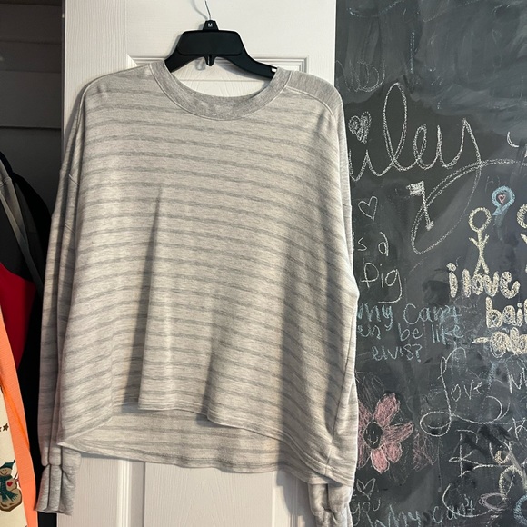 american eagle oversized pullover/blouse/sweater - Picture 3 of 6